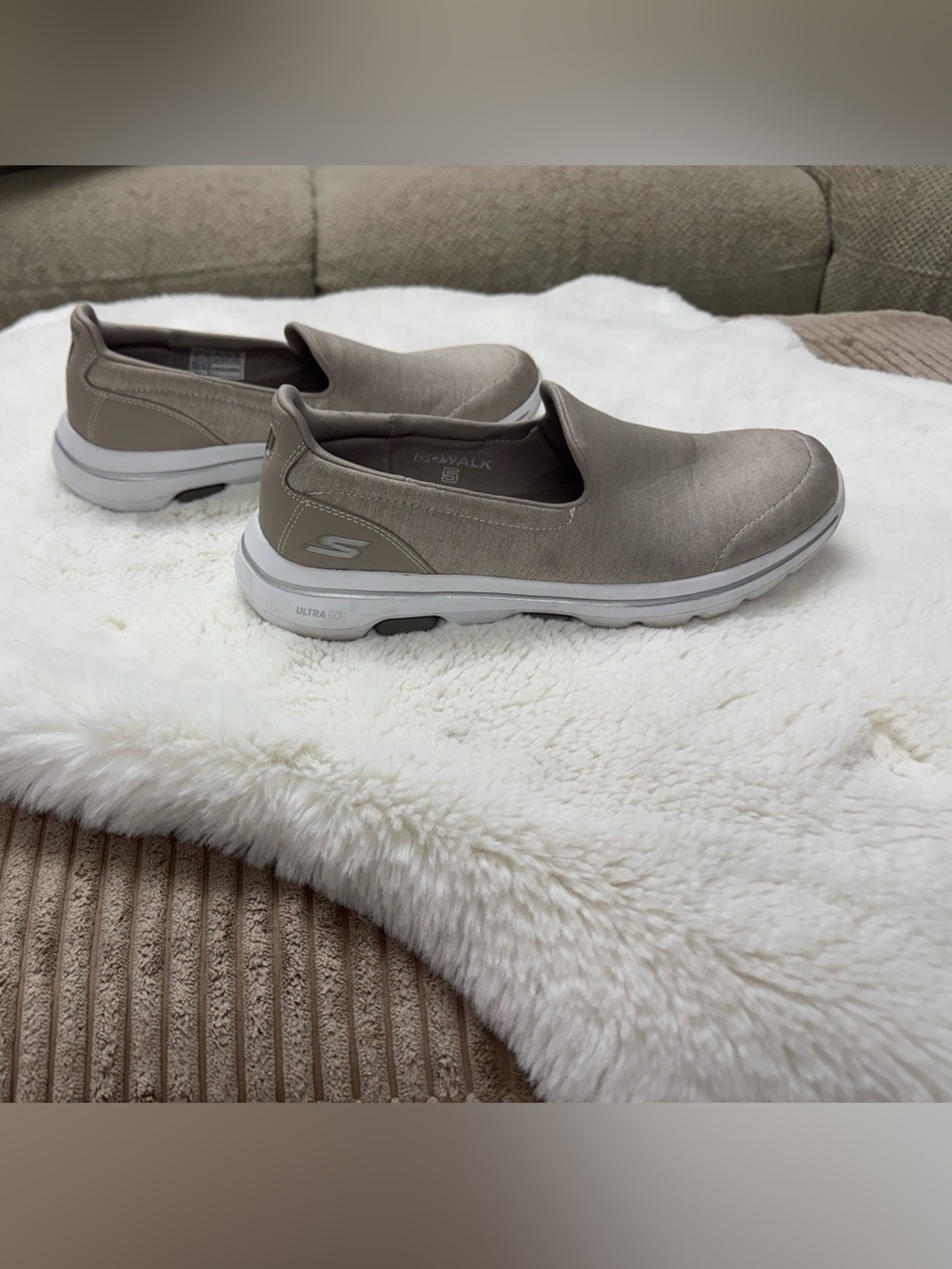 Sketchers go walk 5 women’s taupe beige slip on walking shoes